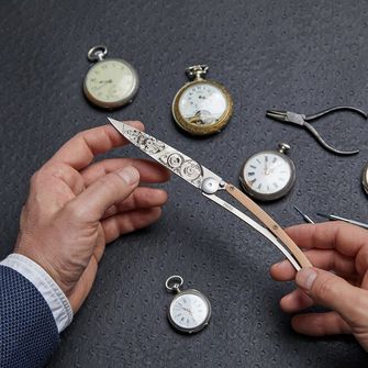 Deejo zatvárací nôž Horlogéria juniper wood grey titanium watchmaker