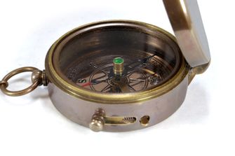 Origin Outdoors Pocket Compass Starožitný mosadzný vreckový kompas s koženým puzdrom