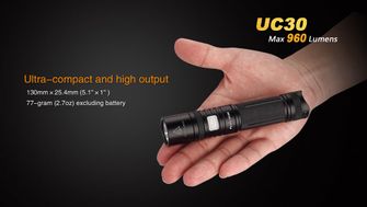 LED baterka Fenix UC30 960lumen rozmery v ruke 