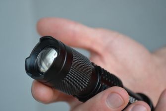 LED vojenská baterka nabíjateľná zoom, 13cm